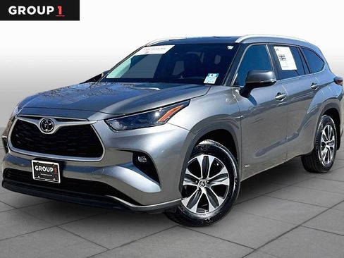 Certified 2025 Toyota Highlander XLE image 1