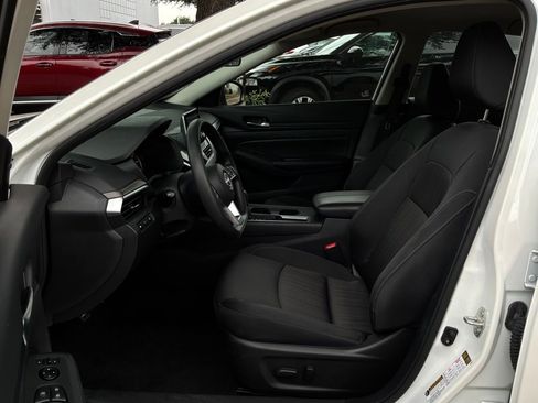 Used 2025 Nissan Altima 2.5 SV FWD image 10