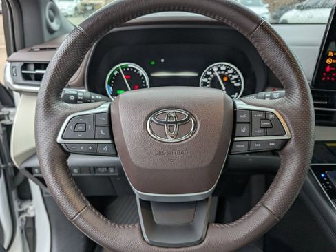 Used 2021 Toyota Sienna Platinum image 10