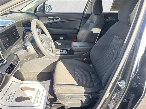 Used 2023 Kia Sportage LX image 9