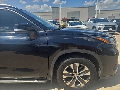 Used 2021 Toyota Highlander XLE AWD/4WD image 9