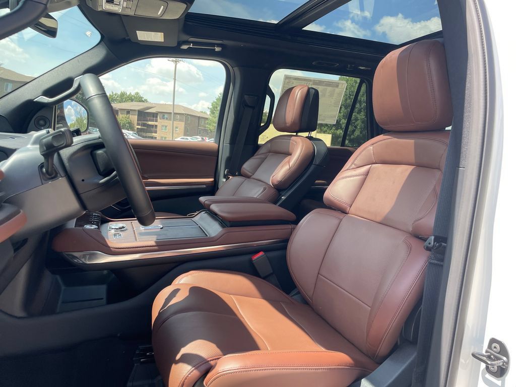 New 2027 Lincoln Navigator Reserve AWD/4WD image 9