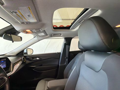 Used 2024 Chevrolet Trax LT w/ Sunroof Package FWD image 18