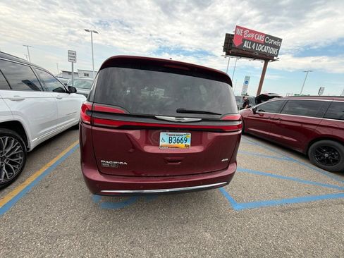 Used 2022 Chrysler Pacifica Touring-L AWD/4WD image 18