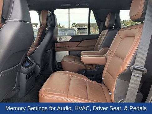 Used 2024 Lincoln Navigator Reserve image 16