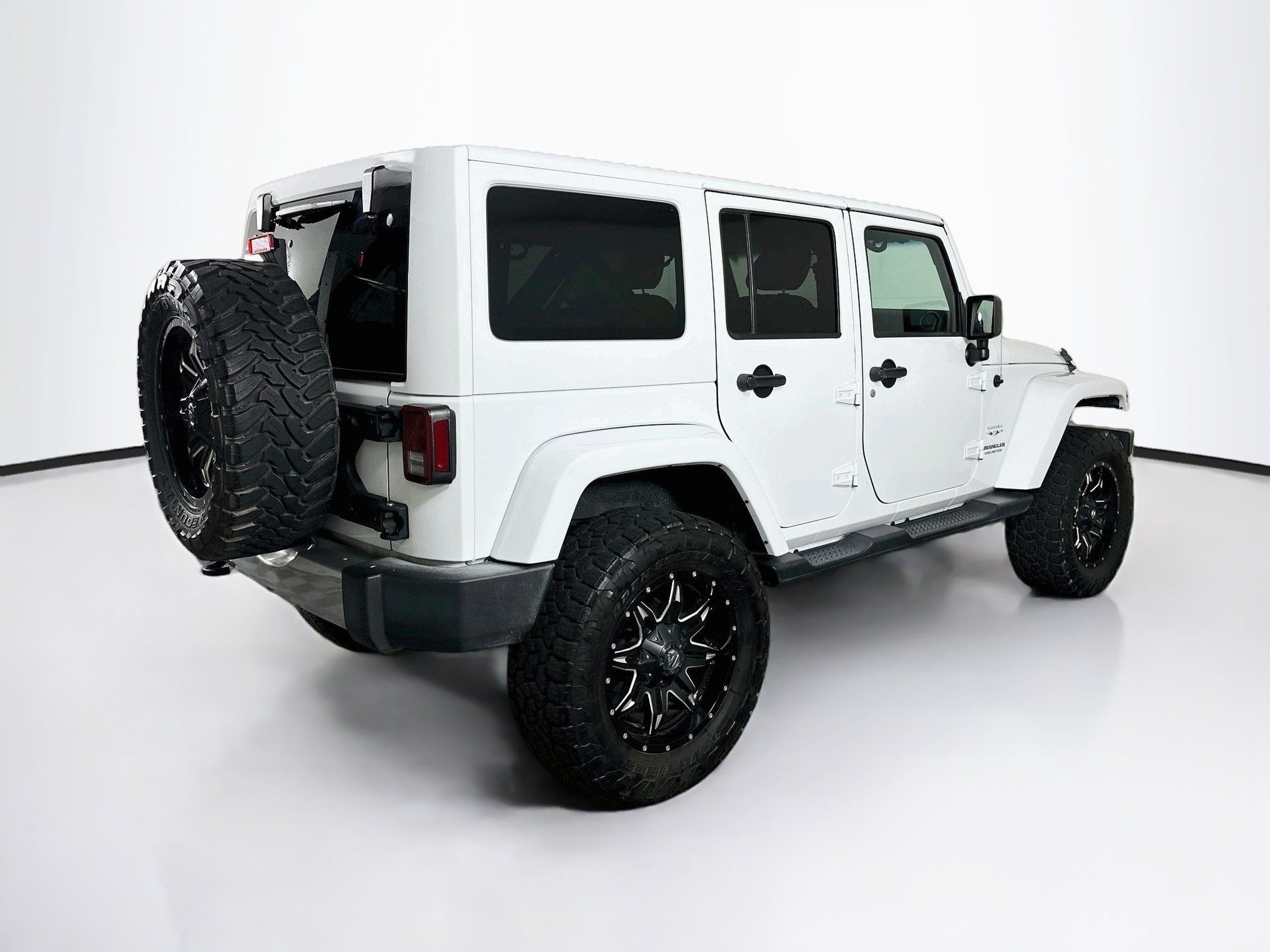 Used 2017 Jeep Wrangler Unlimited Sahara w/ Connectivity Group AWD/4WD image 9