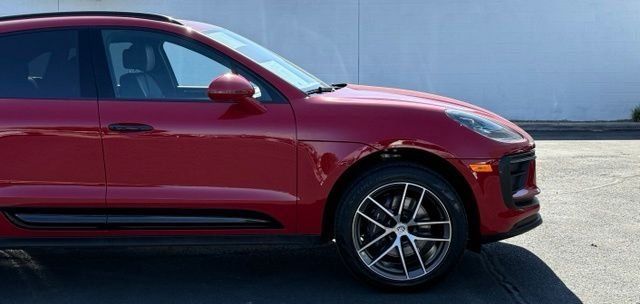 Used 2025 Porsche Macan AWD/4WD image 9
