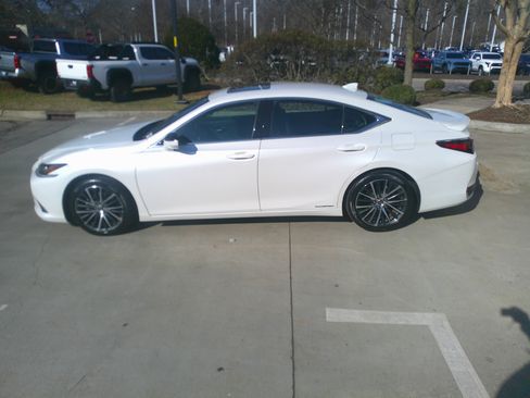 Used 2022 Lexus ES 300h w/ Premium Package image 8