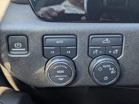 Used 2022 Chevrolet Silverado 1500 LT AWD/4WD image 21
