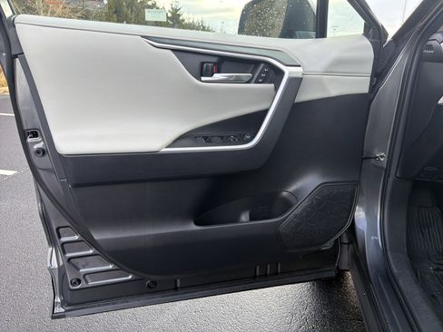 Used 2023 Toyota RAV4 Limited image 9