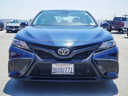 Used 2021 Toyota Camry SE w/ Carpet Mat Package (TMS) FWD image 2