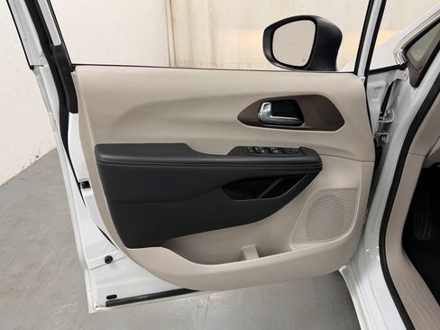 Used 2023 Chrysler Voyager LX FWD image 18