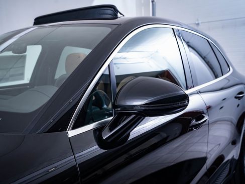 Certified 2025 Porsche Macan image 17