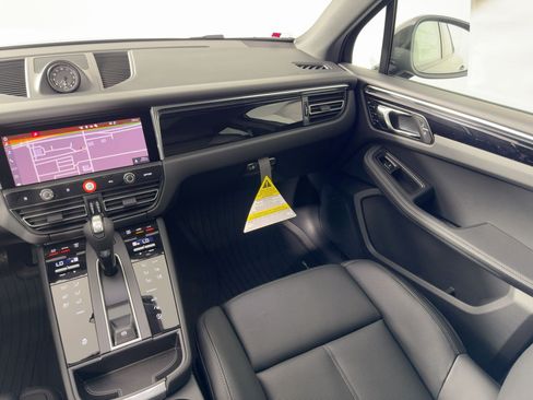 Certified 2026 Porsche Macan AWD/4WD image 28