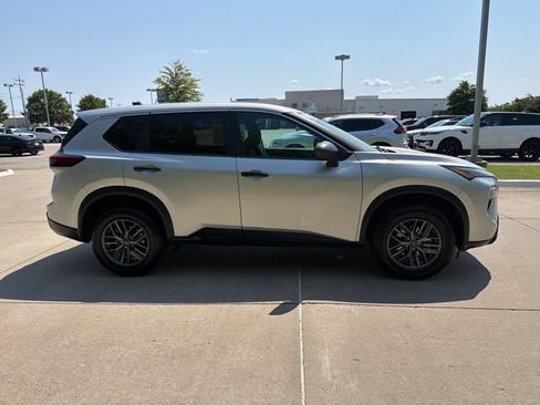 Used 2024 Nissan Rogue S FWD image 6
