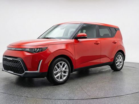 Used 2025 Kia Soul LX w/ LX Technology Package FWD image 3