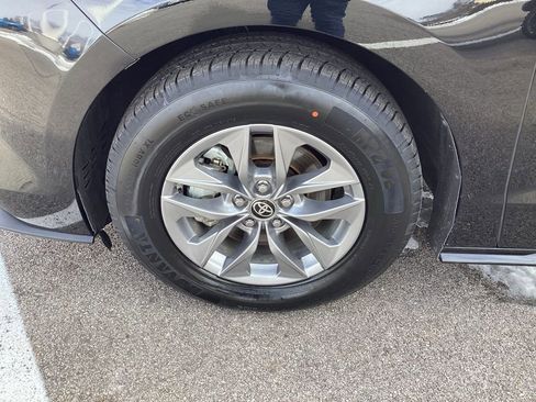 Used 2025 Toyota Sienna LE image 36