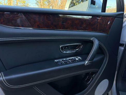 Used 2018 Bentley Bentayga image 51