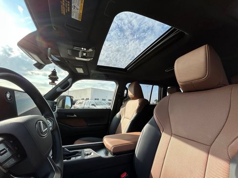 Used 2025 Lexus GX 550 w/ Accessory Package (31) AWD/4WD image 12