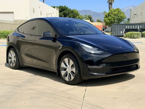 Used 2021 Tesla Model Y Long Range image 3