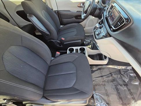 Used 2023 Chrysler Voyager LX image 19
