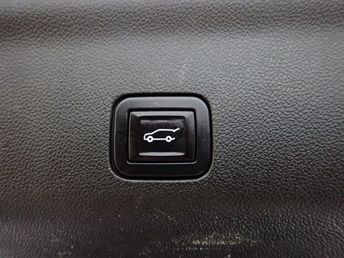 Used 2021 GMC Yukon XL SLT AWD/4WD image 17