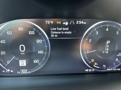Certified 2022 Volvo XC90 T6 Momentum w/ Climate Package AWD/4WD image 18