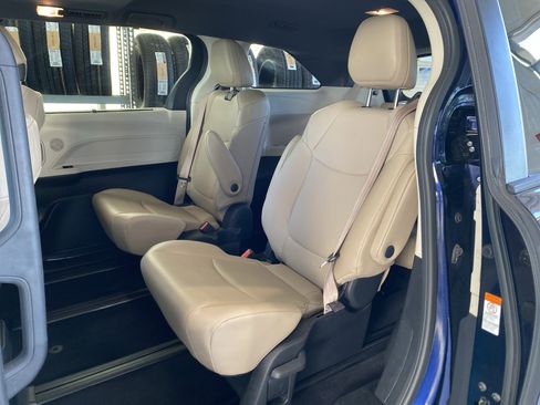 Used 2021 Toyota Sienna XLE image 23