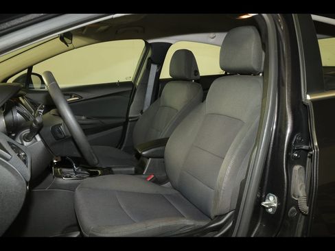 Used 2017 Chevrolet Cruze LT FWD image 10