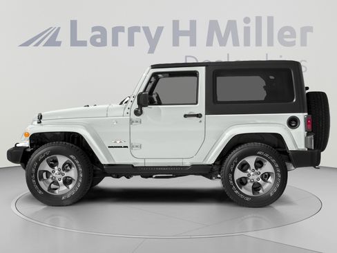 Used 2018 Jeep Wrangler Sahara w/ Connectivity Group AWD/4WD image 3