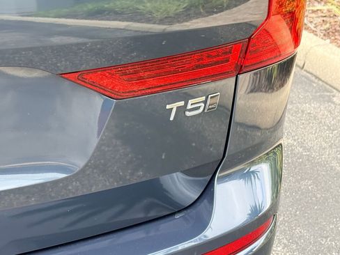 Used 2018 Volvo XC60 T5 Momentum w/ Convenience Package image 12