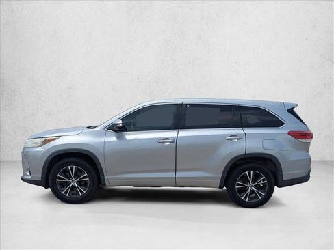 Used 2017 Toyota Highlander LE FWD image 8