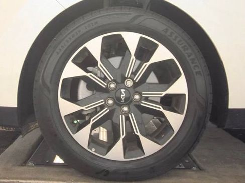 Used 2024 Kia Carnival EX FWD image 5