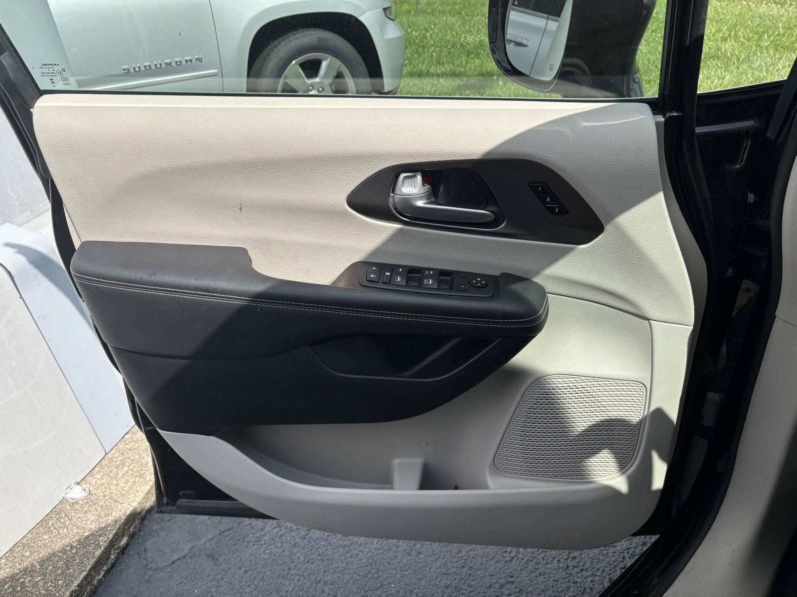 Used 2024 Chrysler Pacifica Touring-L FWD image 3