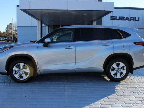 Used 2021 Toyota Highlander LE image 2