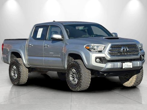 Used 2017 Toyota Tacoma TRD Sport w/ Tow Package (A/T) AWD/4WD image 9