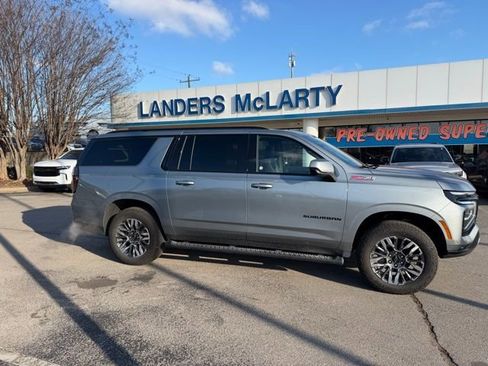 Used 2025 Chevrolet Suburban Z71 image 3