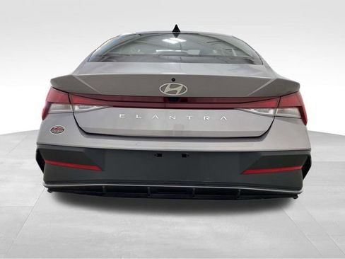 Used 2024 Hyundai Elantra SEL image 3