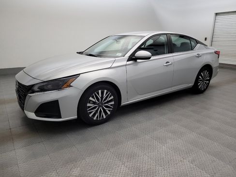 Used 2023 Nissan Altima 2.5 SV FWD image 2