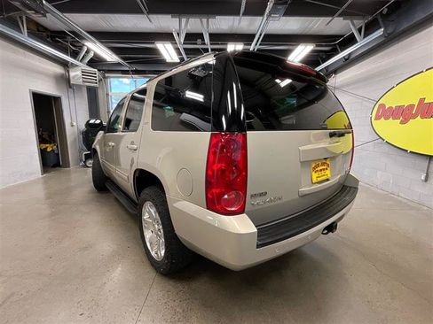 Used 2011 GMC Yukon SLT w/ SLT-2 Equipment Package AWD/4WD image 3