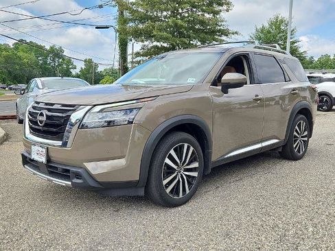 Certified 2023 Nissan Pathfinder Platinum w/ Cargo Package AWD/4WD image 4