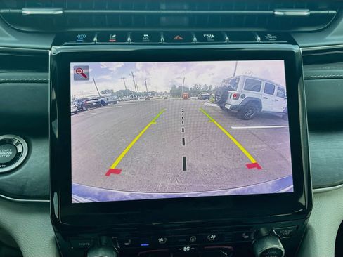 Used 2022 Jeep Grand Cherokee Overland AWD/4WD image 14