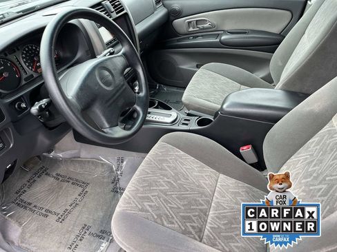 Used 2003 Isuzu Axiom S image 25