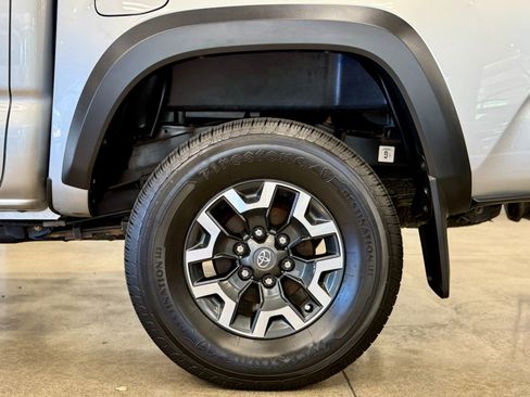 Used 2022 Toyota Tacoma TRD Off-Road w/ Technology Package AWD/4WD image 17