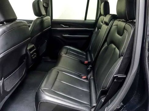 Used 2023 Jeep Grand Cherokee Limited w/ Black Appearance Package AWD/4WD image 10