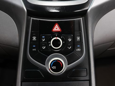 Used 2014 Hyundai Elantra SE image 29