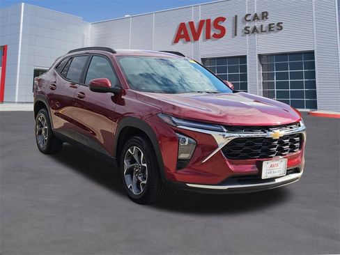 Used 2025 Chevrolet Trax LT w/ LT Convenience Package image 9