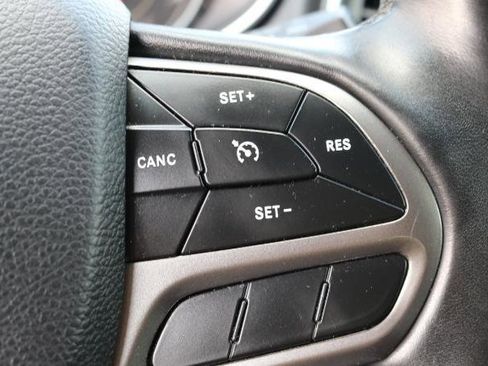 Used 2019 Jeep Cherokee Latitude Plus w/ Cold Weather Group AWD/4WD image 10