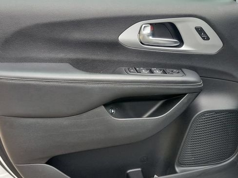 Used 2024 Chrysler Pacifica Limited FWD image 24