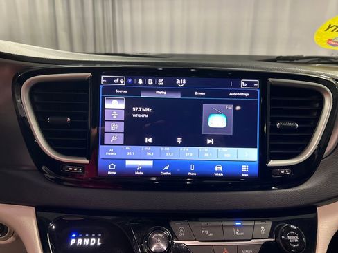 Used 2024 Chrysler Pacifica Touring-L FWD image 17